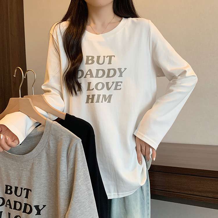 カジュアルコーデ 長袖ロゴトップス