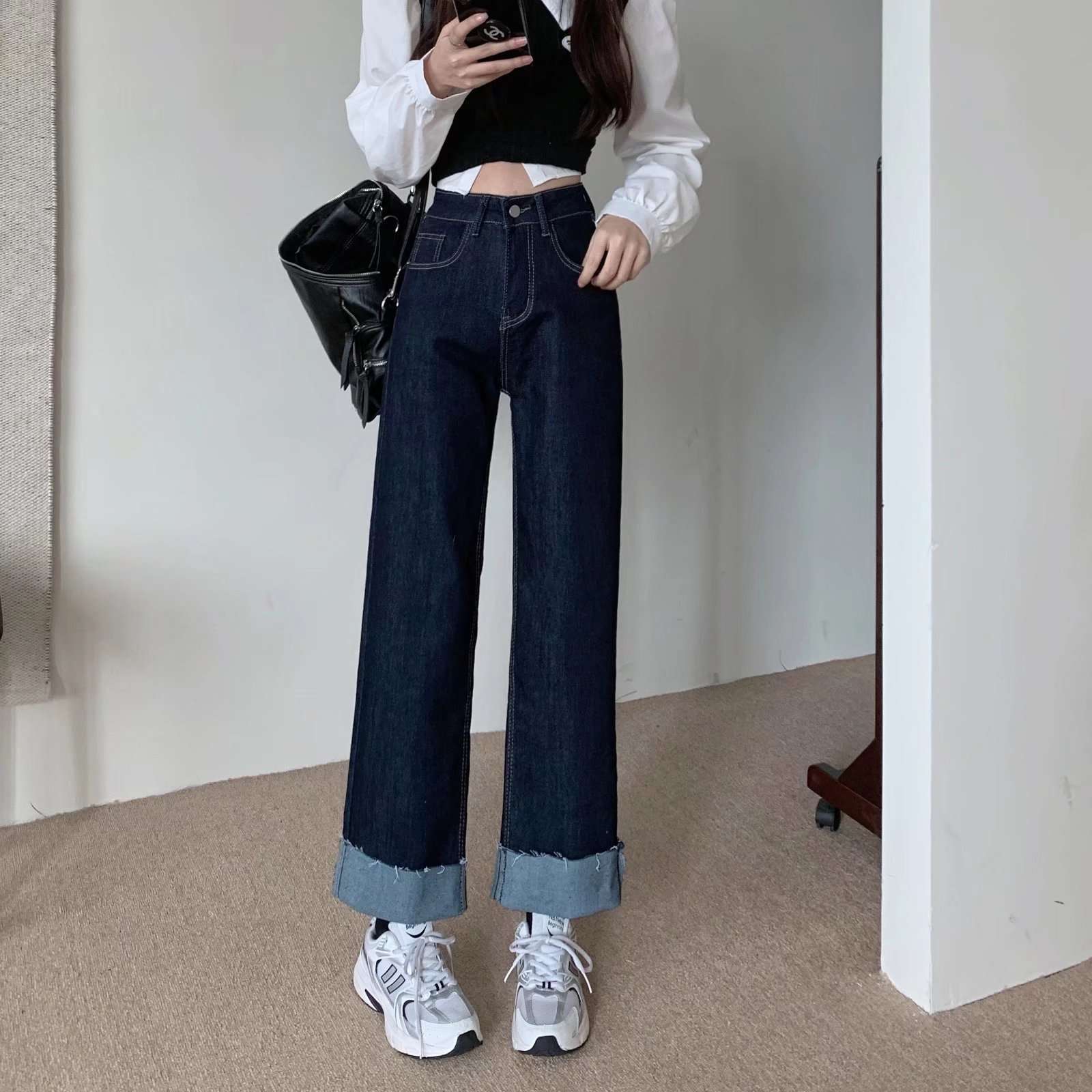カジュアルコーデ  ロールアップデニムパンツ