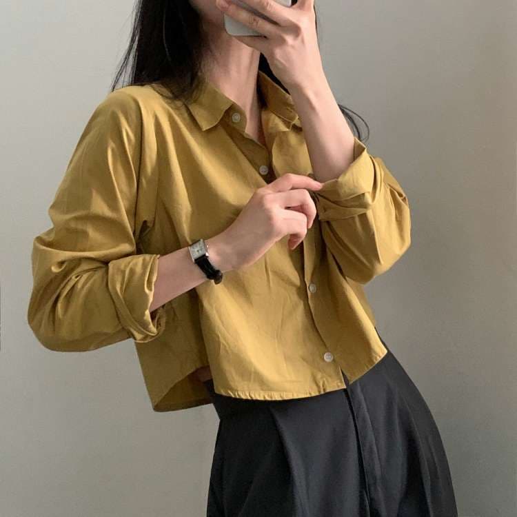 カジュアルコーデ  ゆったりシルエットのクロップド丈シャツ