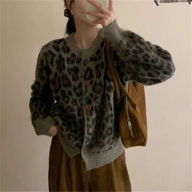カジュアルコーデ ふわもこヒョウ柄カーディガン