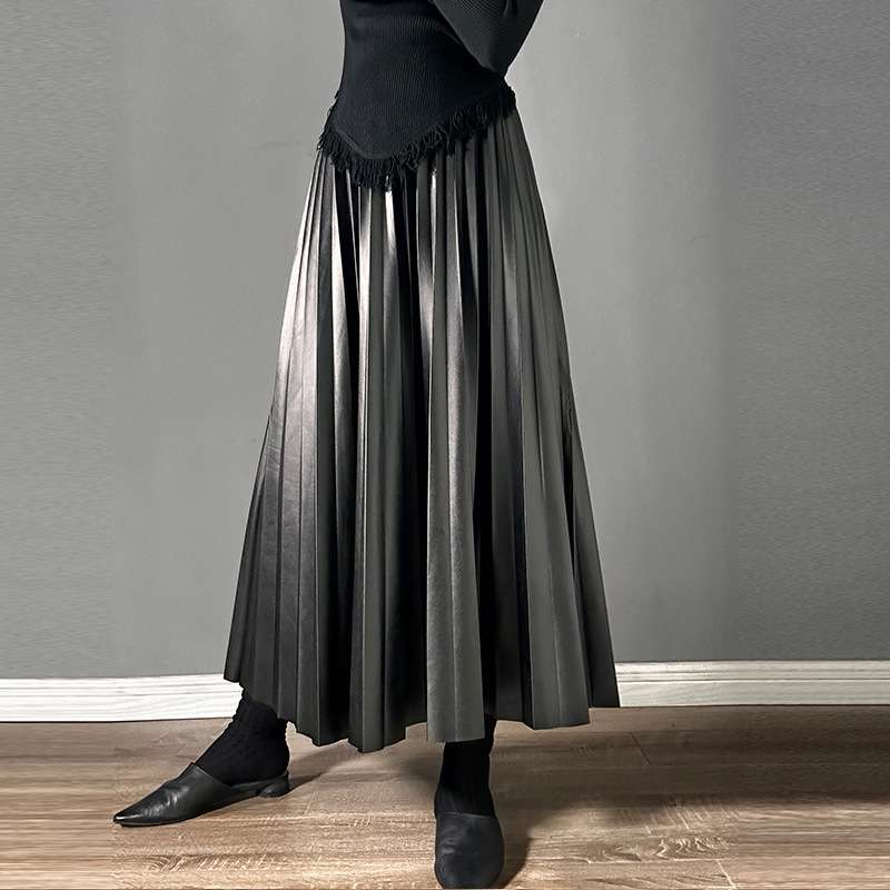 カジュアルコーデ  プリーツロングスカート