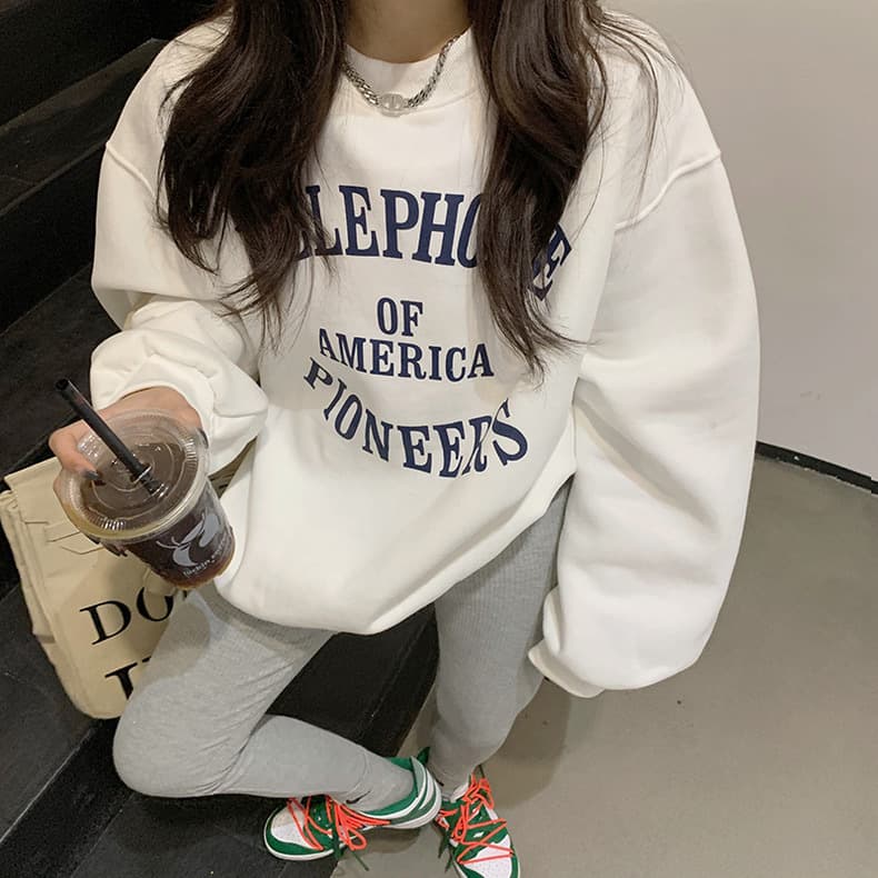 カジュアルコーデ ロゴ入りオーバーサイズスウェット