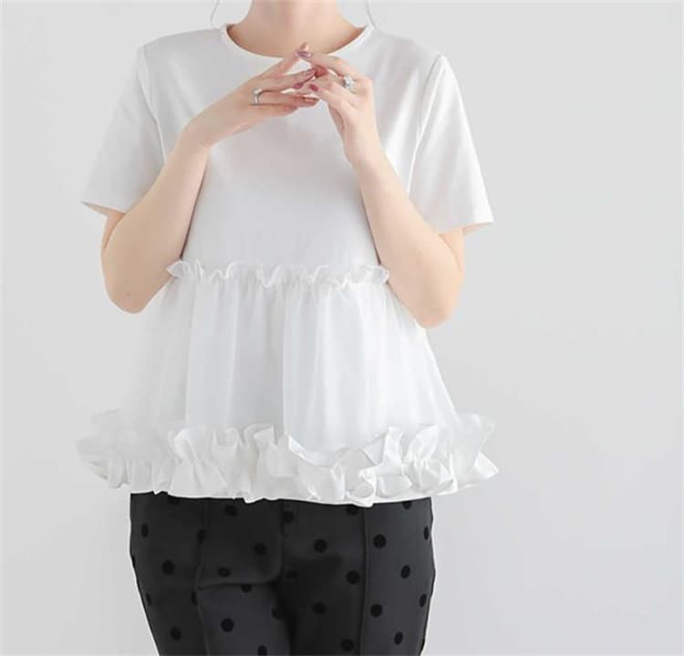 カジュアルコーデ 裾フリル半袖トップス 綿混素材の着心地抜群オフィスカジュアル