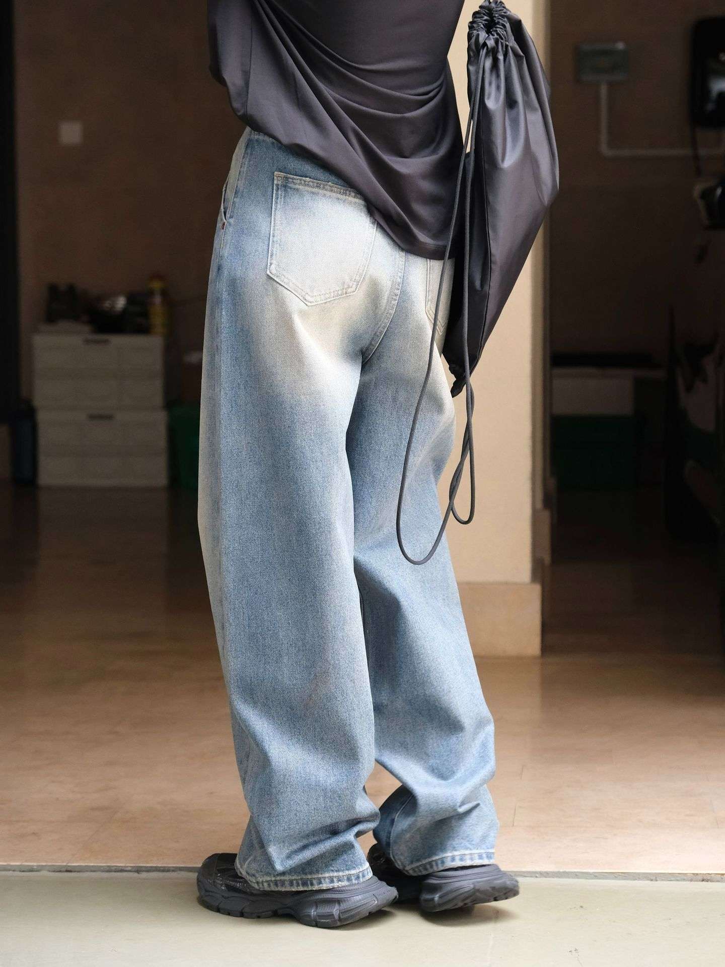 カジュアルコーデ  ゆったりワイドシルエットデニムパンツ