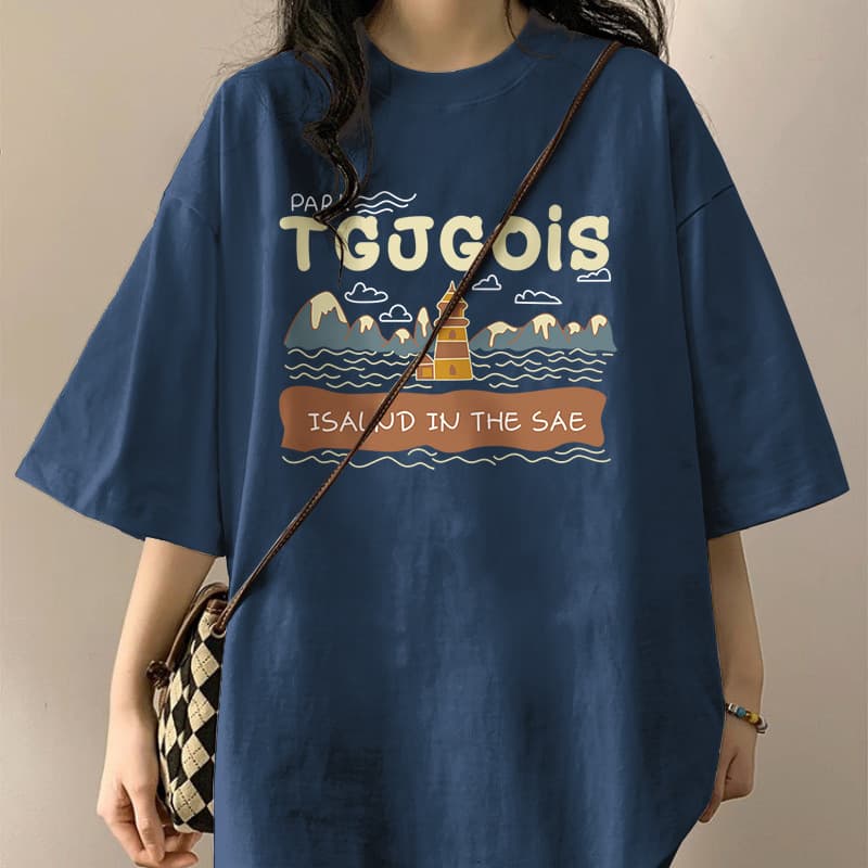 カジュアルコーデ リゾート風景プリント半袖Tシャツ