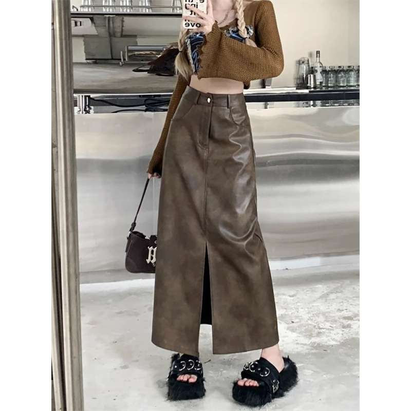 カジュアルコーデ  フェイクレザーロングスリットスカート