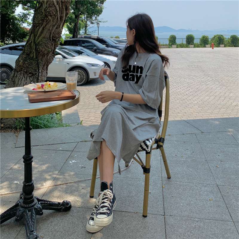 カジュアルコーデ  ゆるシルエットロゴプリントワンピース