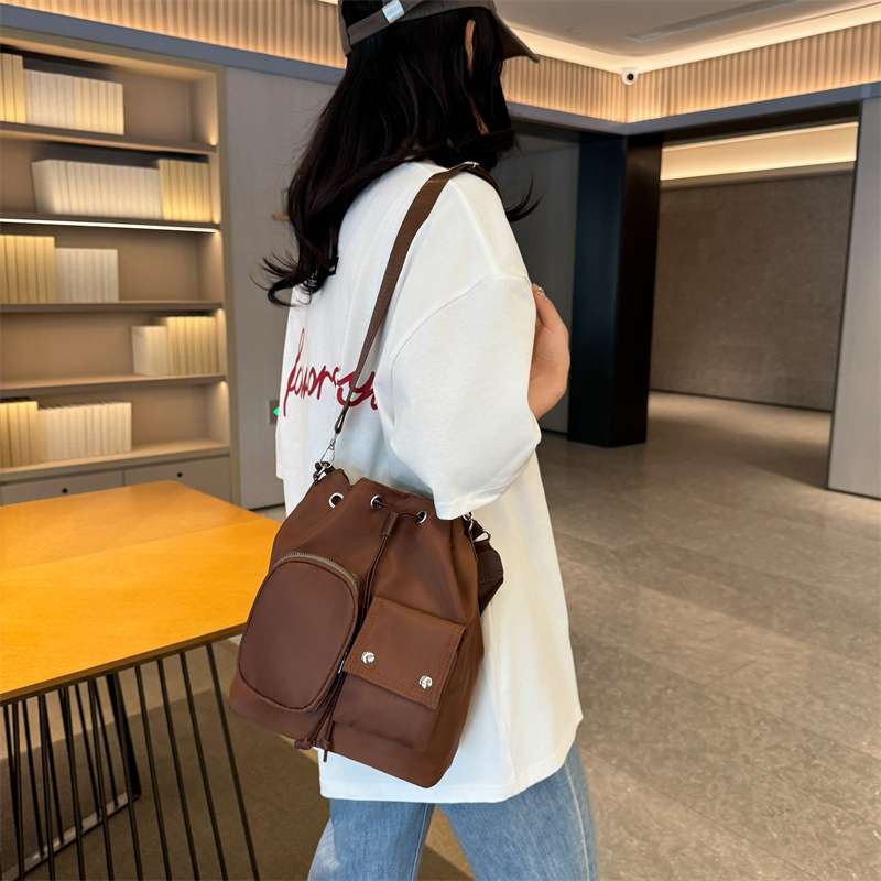 カジュアルコーデ ポケット付きワンショルダーバッグ