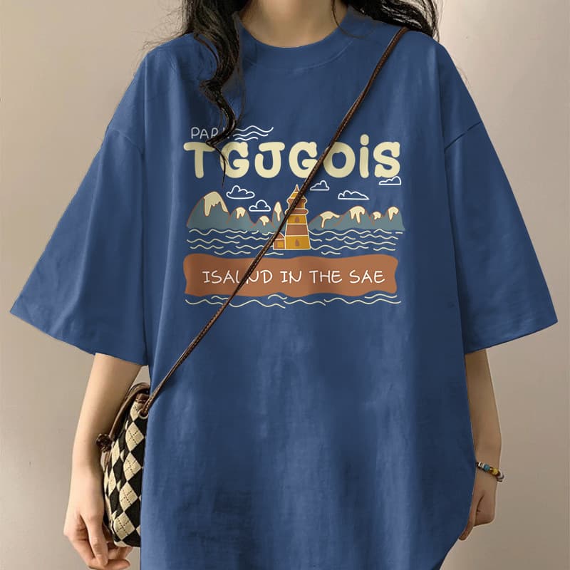 カジュアルコーデ リゾート風景プリント半袖Tシャツ