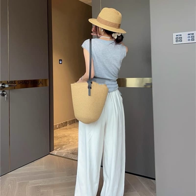 カジュアルコーデ ニットトップス袖なし薄手重ね着きれいめ