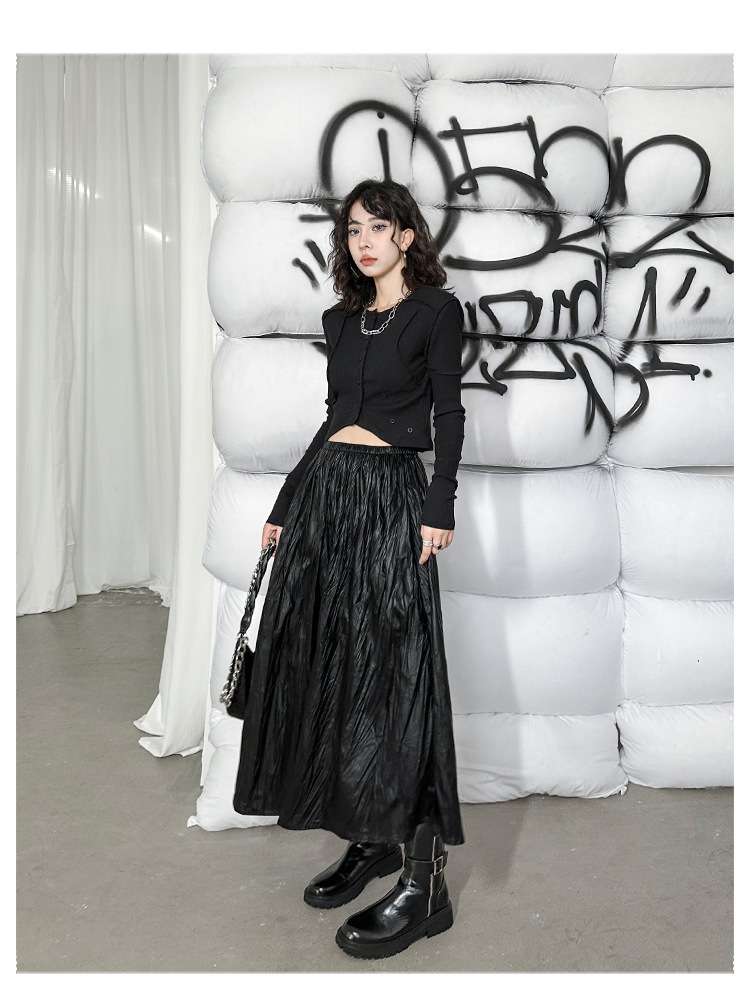 カジュアルコーデ  プリーツロングスカート