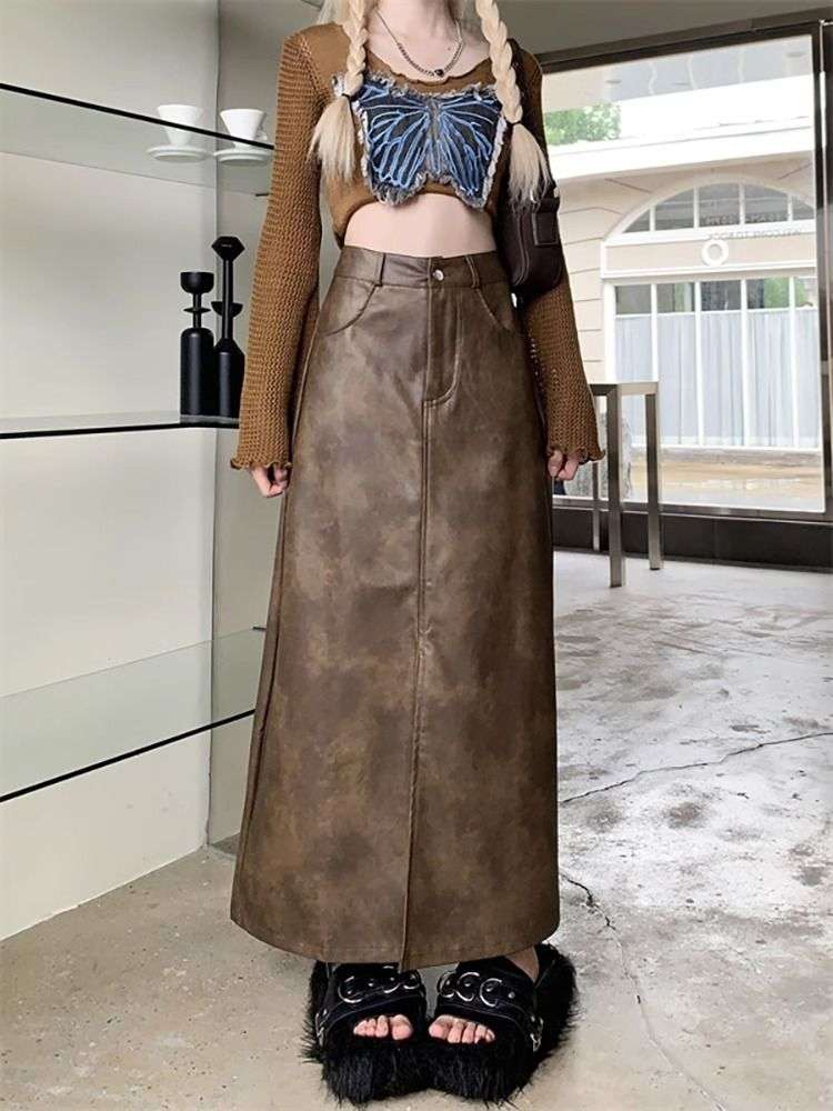 カジュアルコーデ  フェイクレザーロングスリットスカート