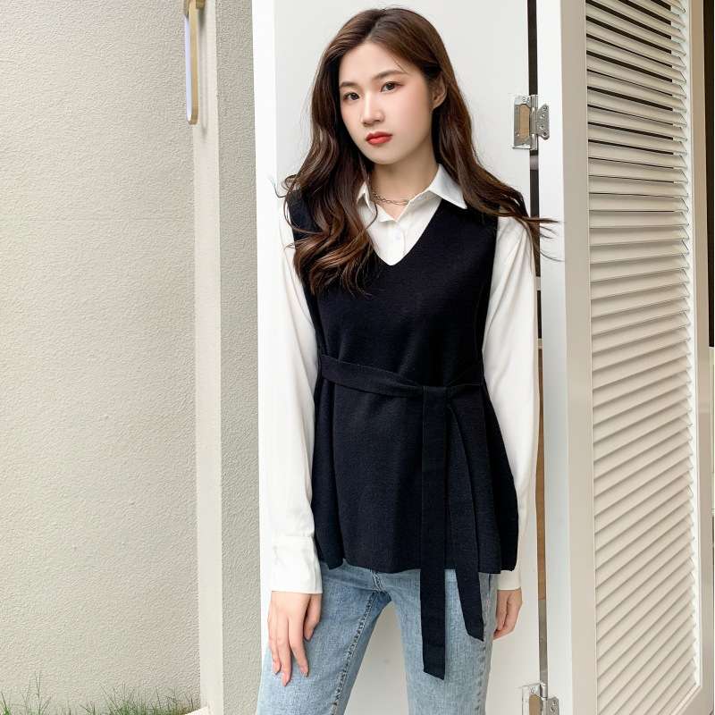 カジュアルコーデ  ベルト付きVネックニットベスト
