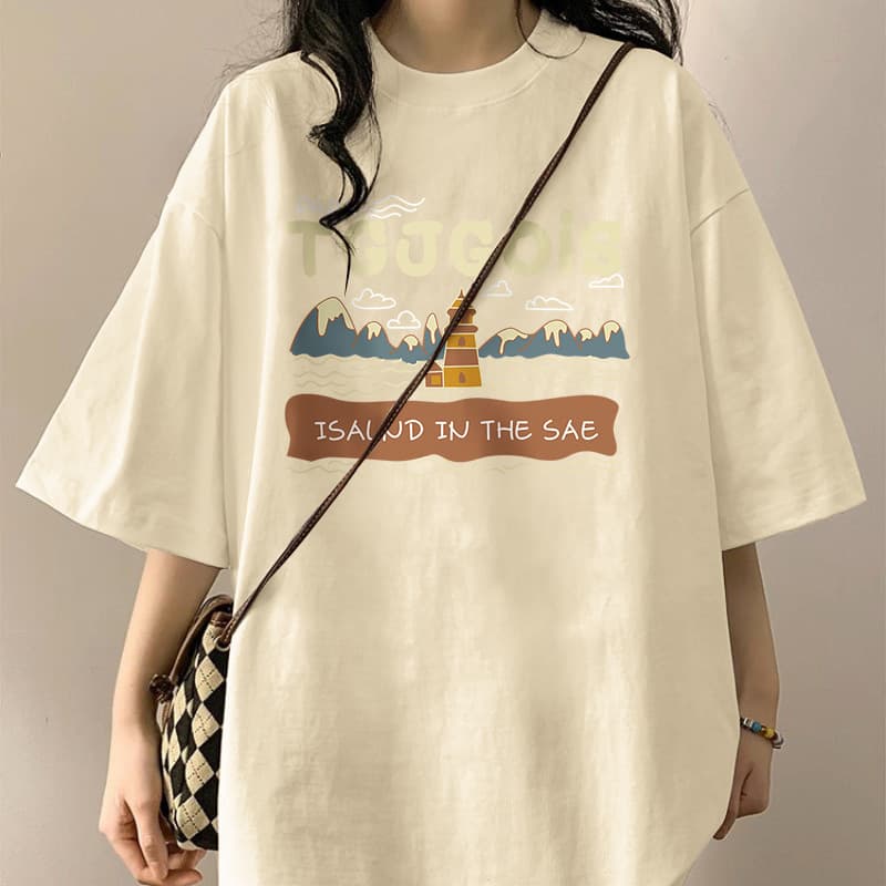 カジュアルコーデ リゾート風景プリント半袖Tシャツ