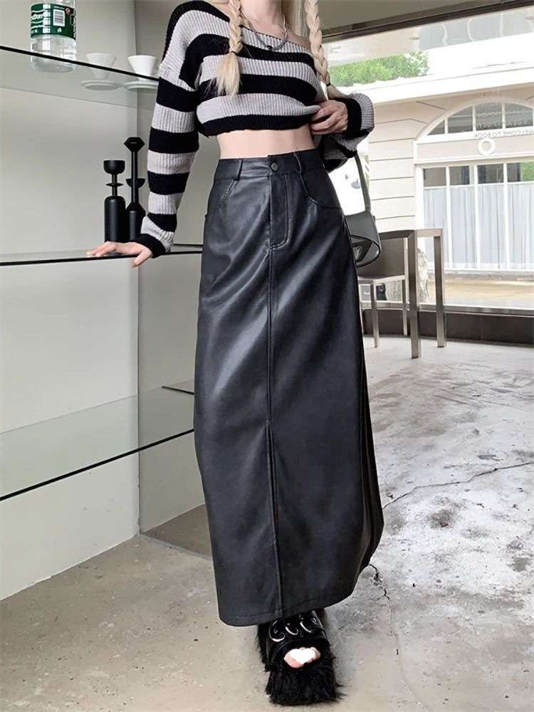 カジュアルコーデ  フェイクレザーロングスリットスカート