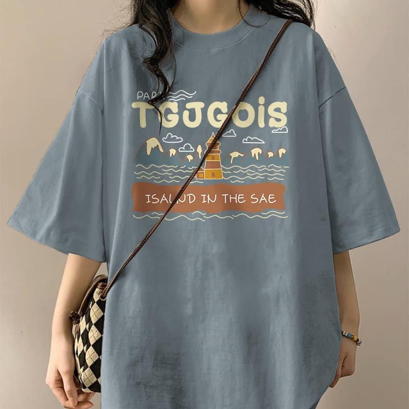 カジュアルコーデ リゾート風景プリント半袖Tシャツ