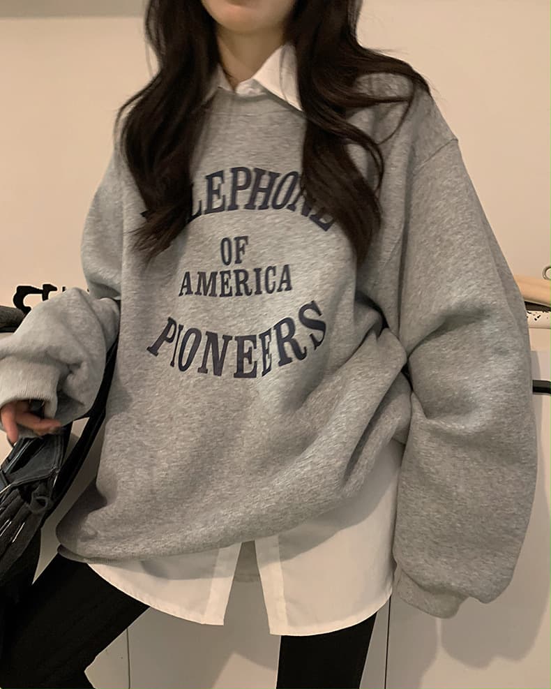 カジュアルコーデ ロゴ入りオーバーサイズスウェット