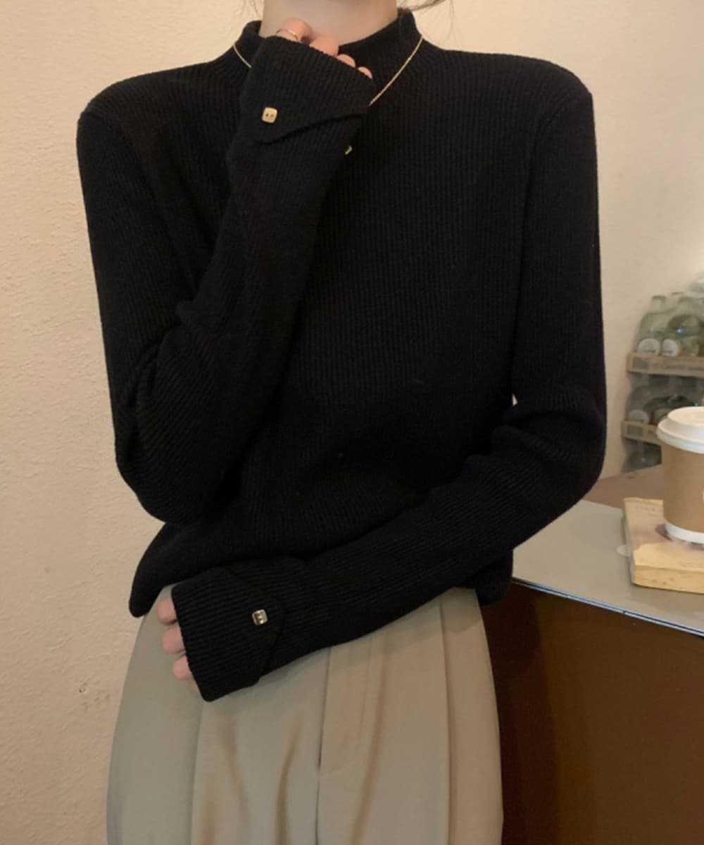 カジュアルコーデ 袖口ボタン付きハイネックニット長袖トップス