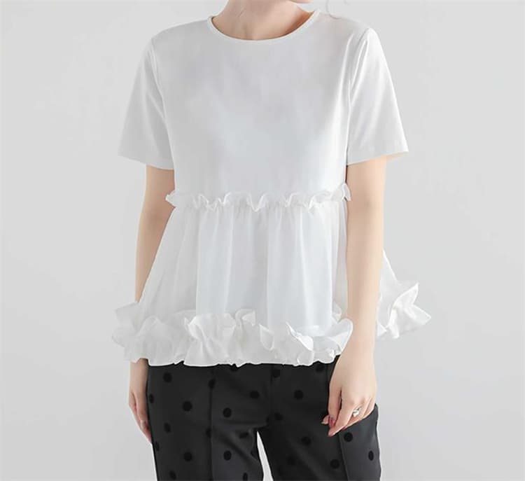 カジュアルコーデ 裾フリル半袖トップス 綿混素材の着心地抜群オフィスカジュアル