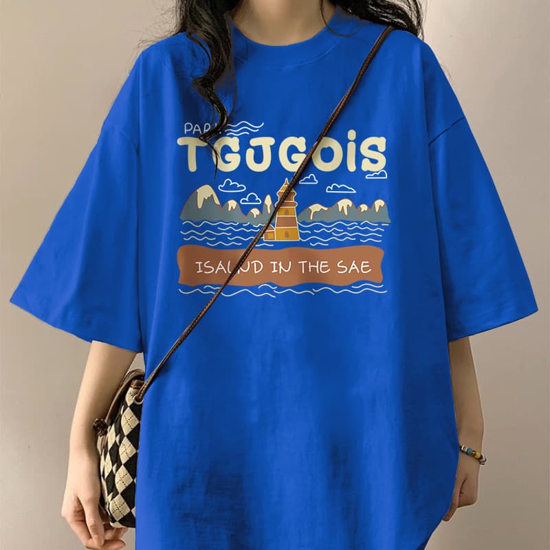カジュアルコーデ リゾート風景プリント半袖Tシャツ