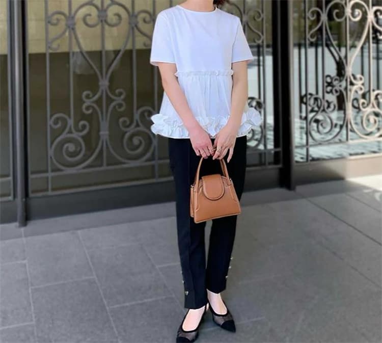 カジュアルコーデ 裾フリル半袖トップス 綿混素材の着心地抜群オフィスカジュアル