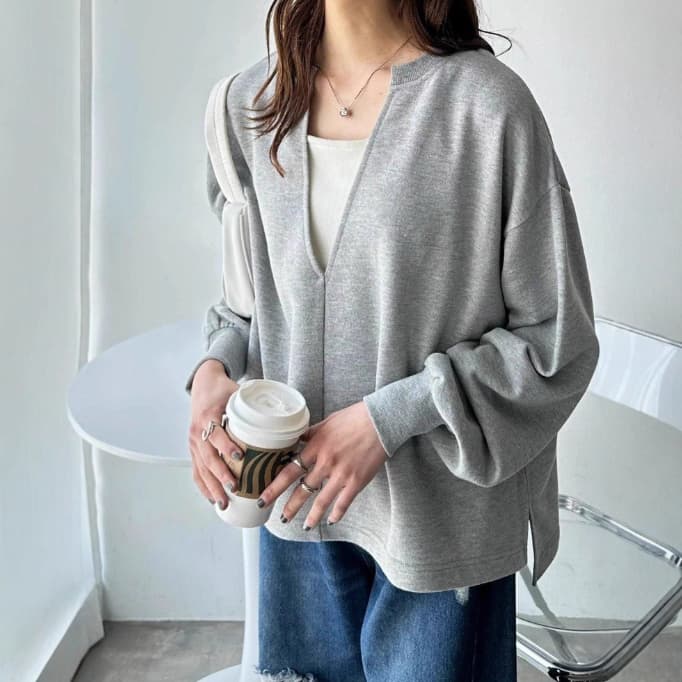 カジュアルコーデ 女性用ブイネック長袖スウェット ゆったりシルエット無地トップス
