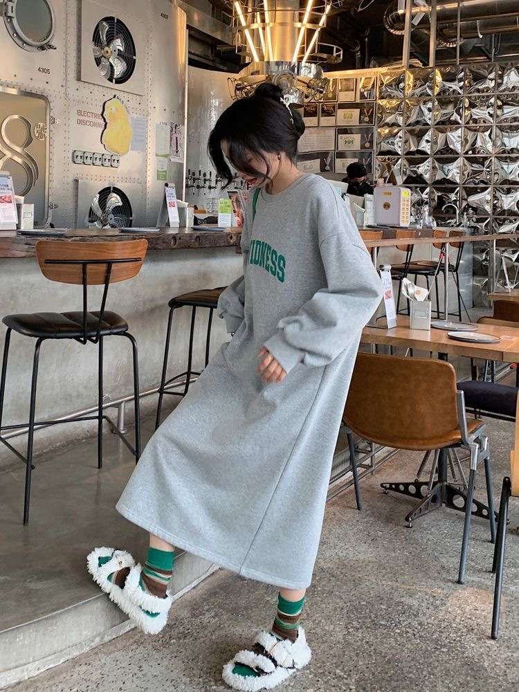 カジュアルコーデ  ゆったりロゴ入りスウェットワンピース