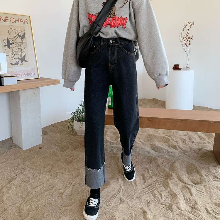 カジュアルコーデ ロールアップ裾デニムパンツ