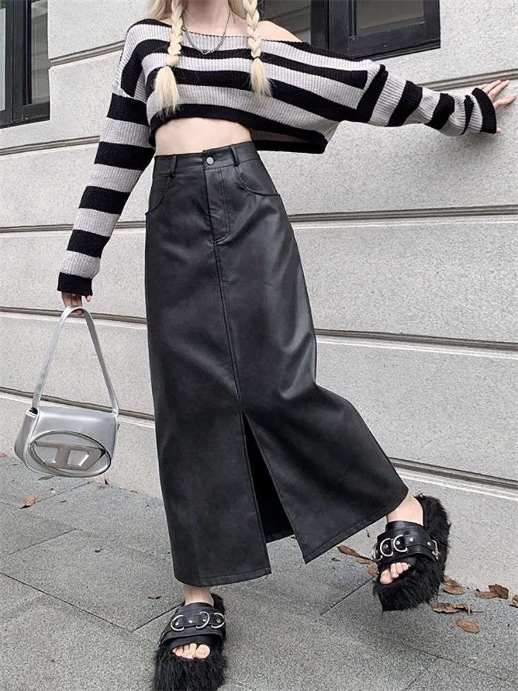 カジュアルコーデ  フェイクレザーロングスリットスカート