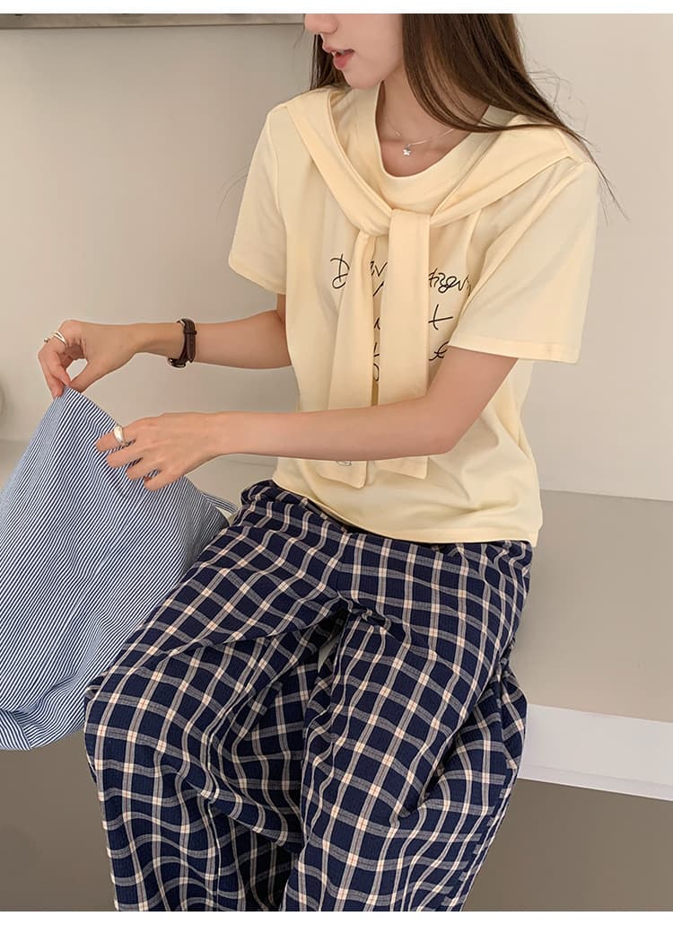 カジュアルコーデ ゆったりメッセージ入り半袖シャツ