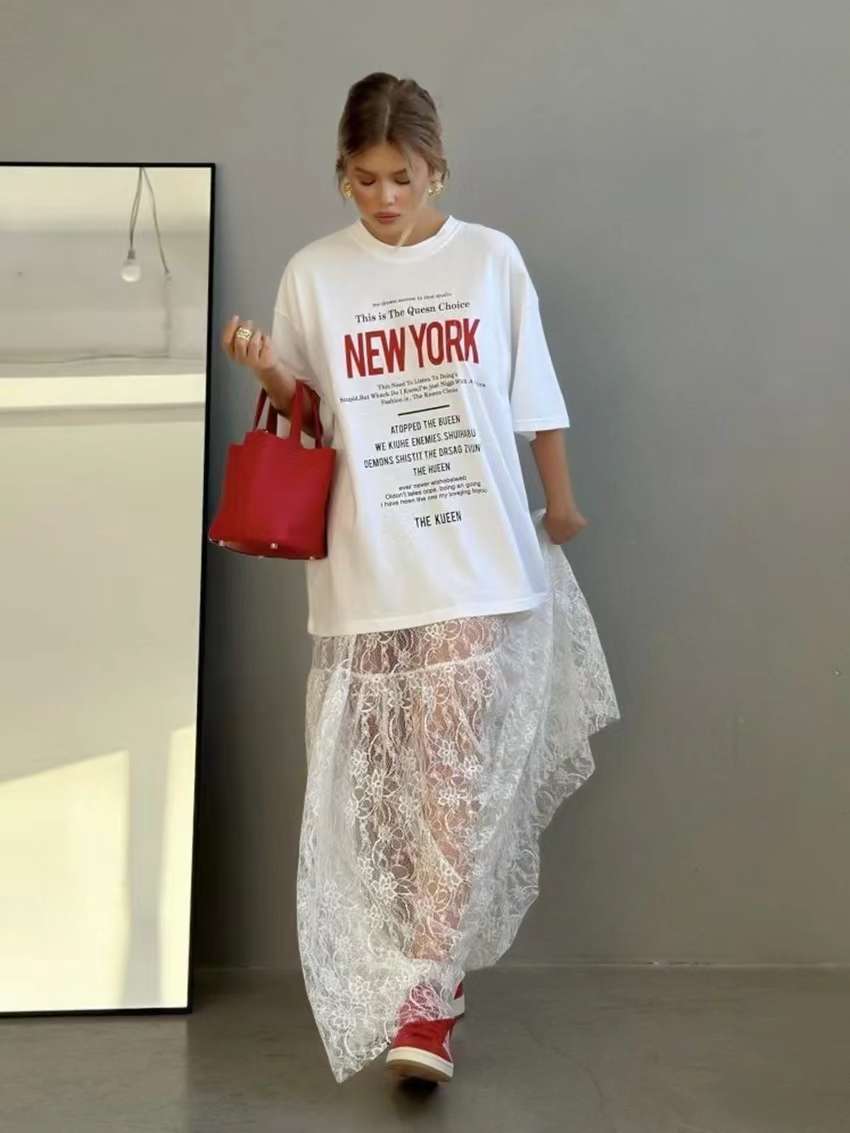 カジュアルコーデ  ニューヨークTシャツ×レーススカートワンピース