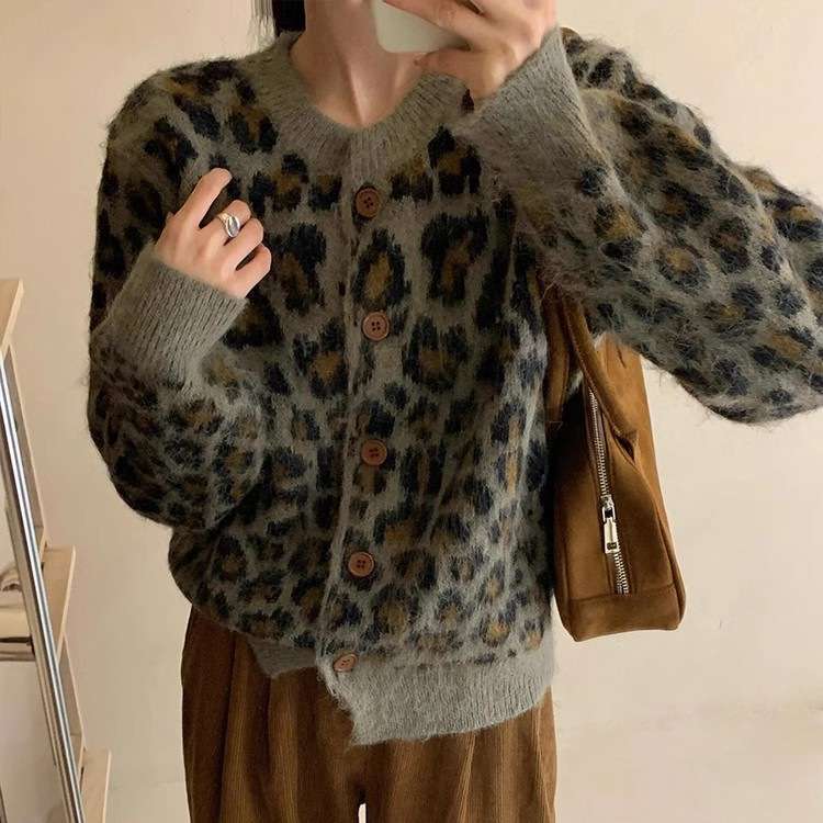 カジュアルコーデ ふわもこヒョウ柄カーディガン