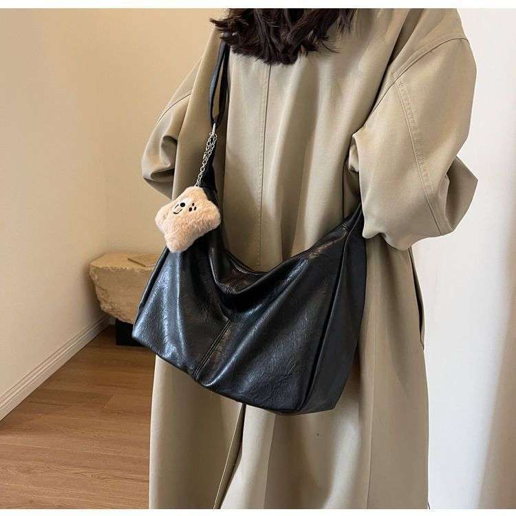 カジュアルコーデ チャーム付きショルダーバッグ