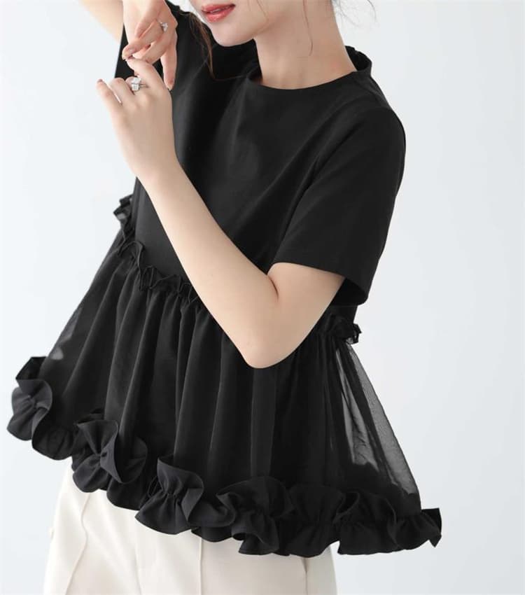 カジュアルコーデ 裾フリル半袖トップス 綿混素材の着心地抜群オフィスカジュアル