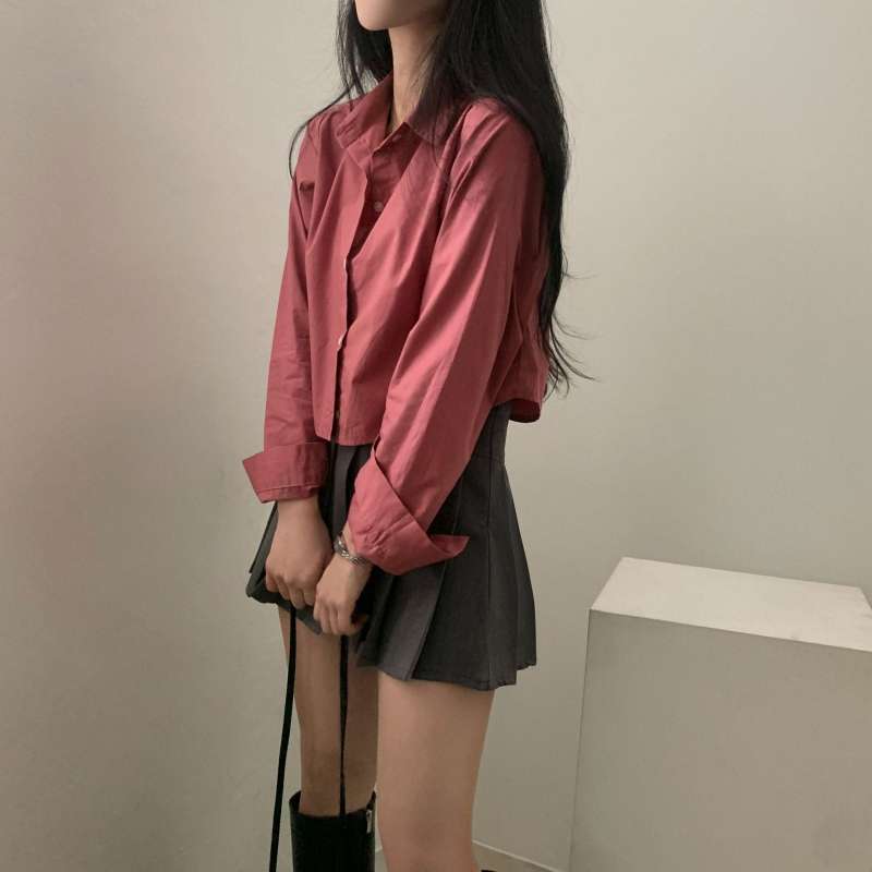 カジュアルコーデ  ゆったりシルエットのクロップド丈シャツ