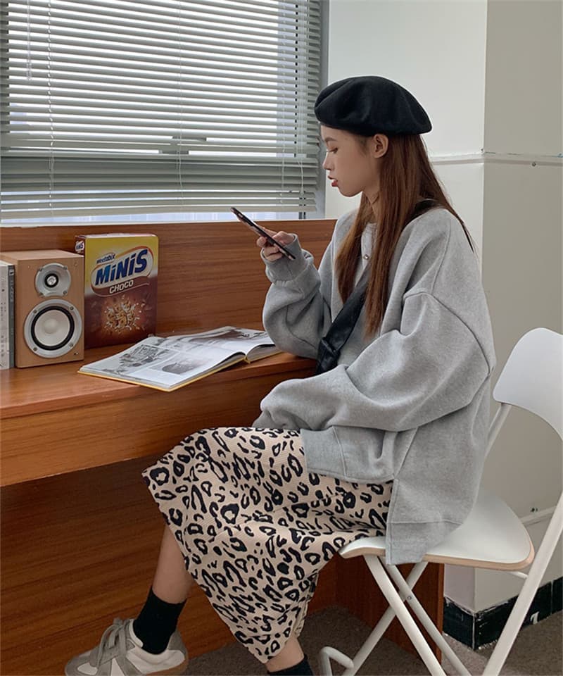 カジュアルコーデ 裏起毛トレーナー×ヒョウ柄スカート セット