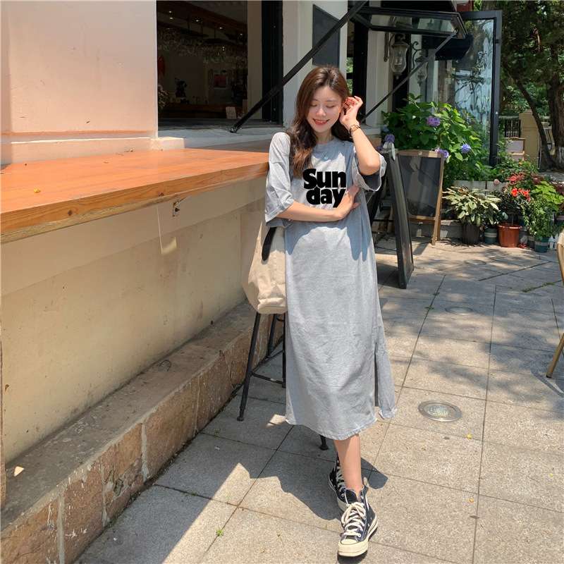 カジュアルコーデ  ゆるシルエットロゴプリントワンピース