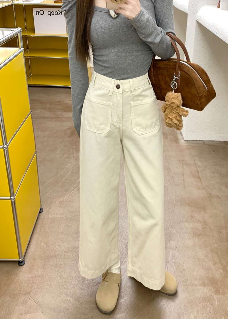 カジュアルコーデ 幅広ホワイトデニムパンツ