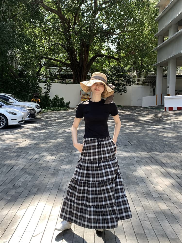 カジュアルコーデ 格子柄ティアードロングスカート