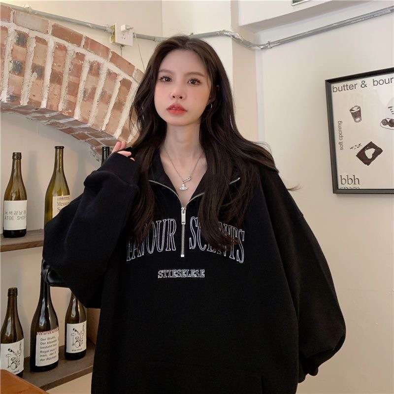 カジュアルコーデ  ゆったりロゴ入りハーフジップスウェット