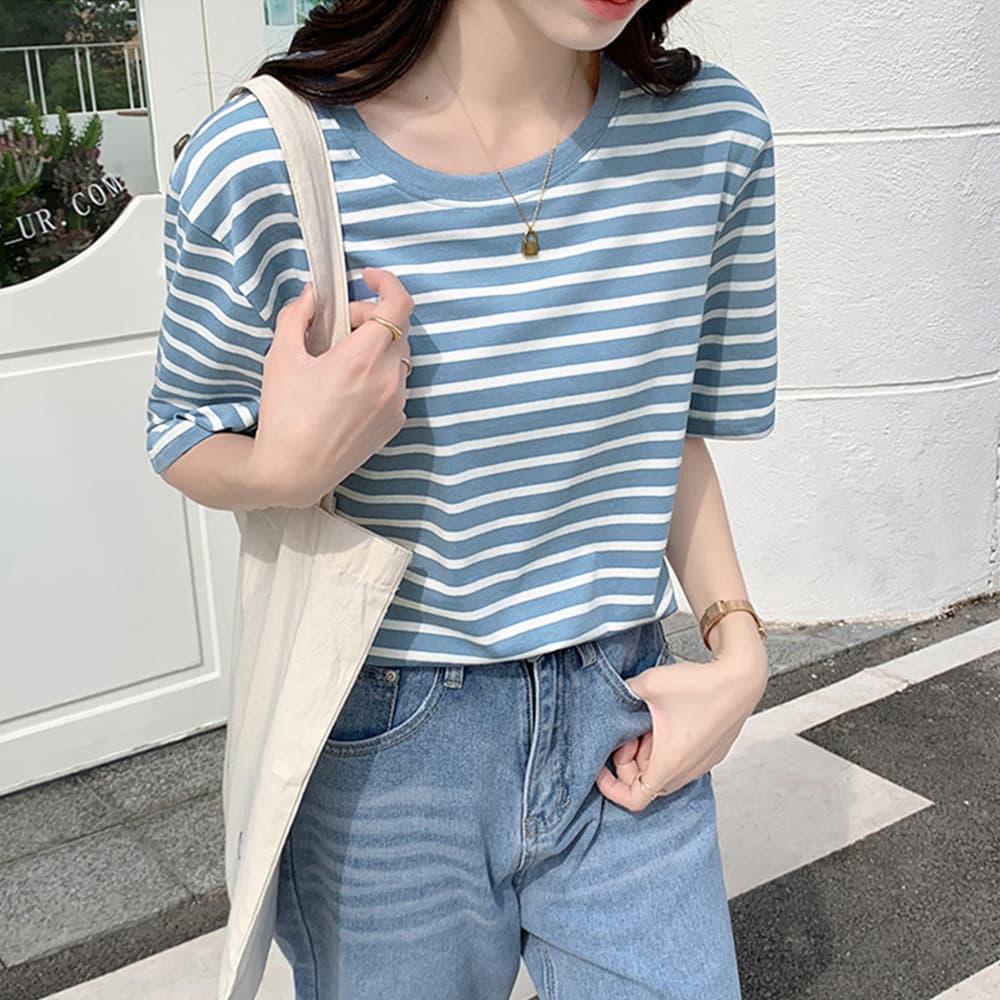 カジュアルコーデ 彩り襟元 ボーダーTシャツ レディーストップス
