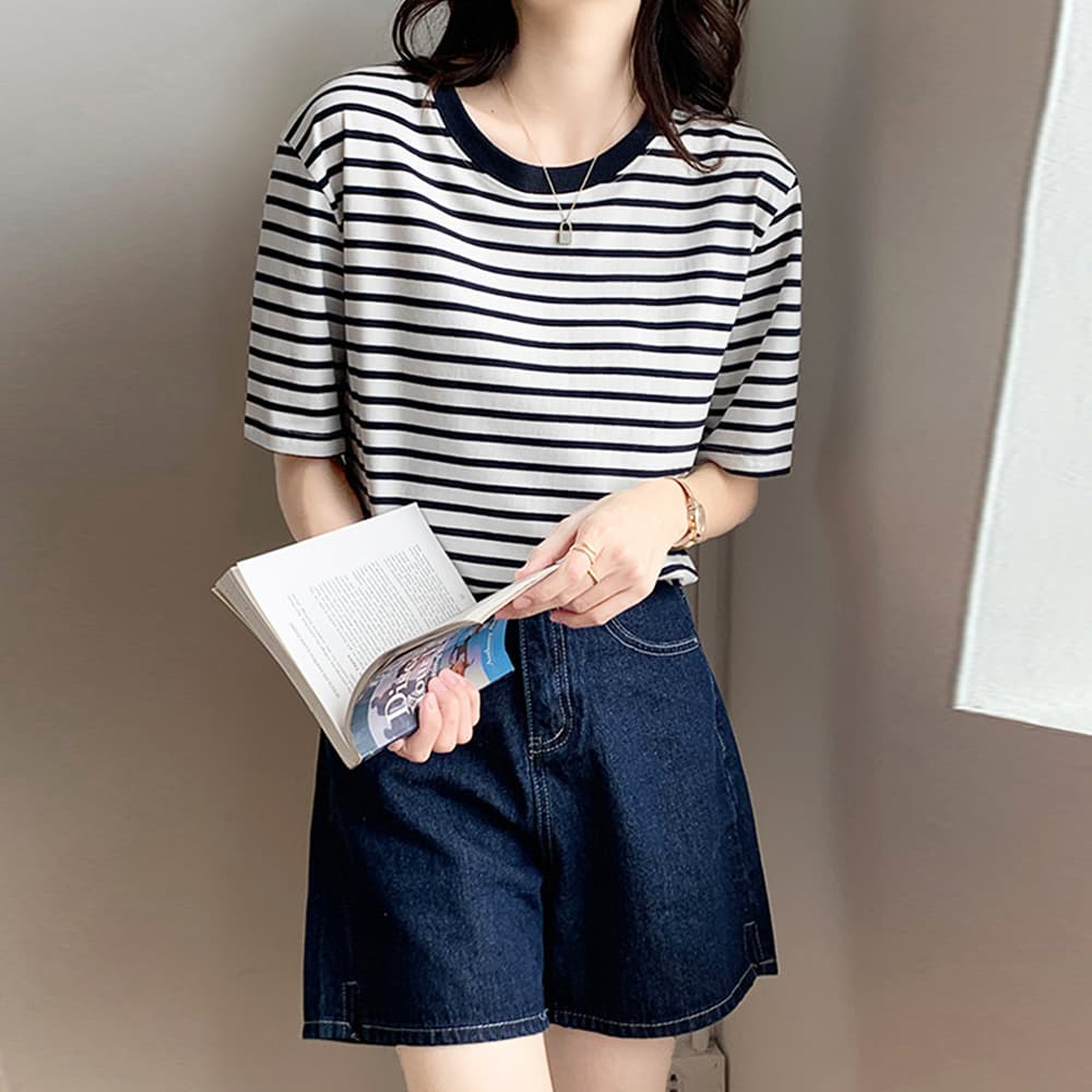 カジュアルコーデ 彩り襟元 ボーダーTシャツ レディーストップス