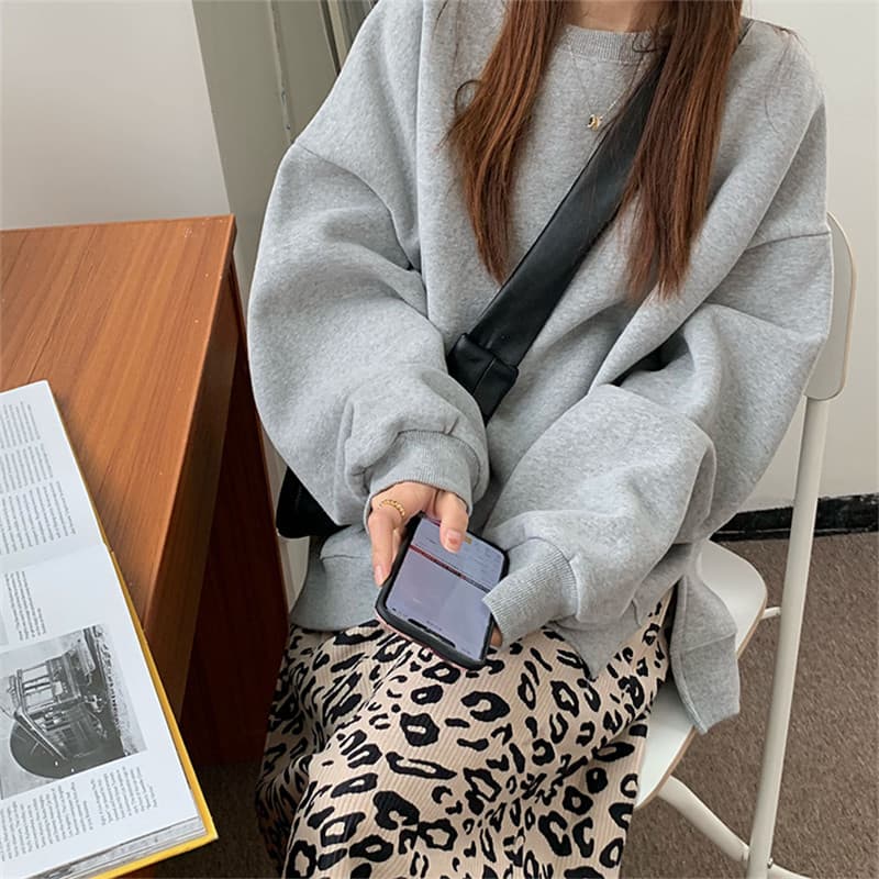 カジュアルコーデ 裏起毛トレーナー×ヒョウ柄スカート セット