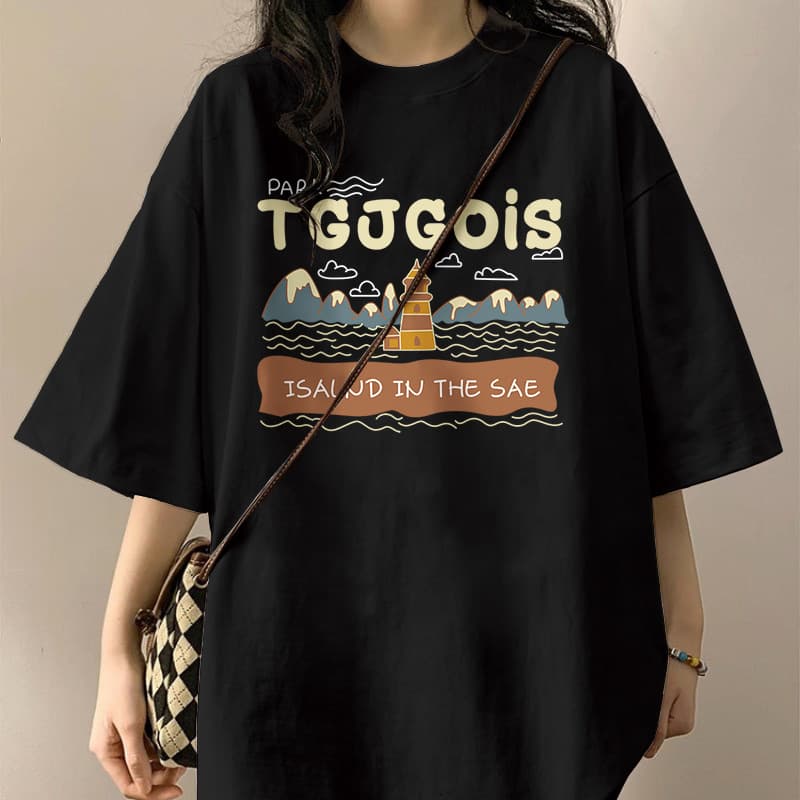 カジュアルコーデ リゾート風景プリント半袖Tシャツ