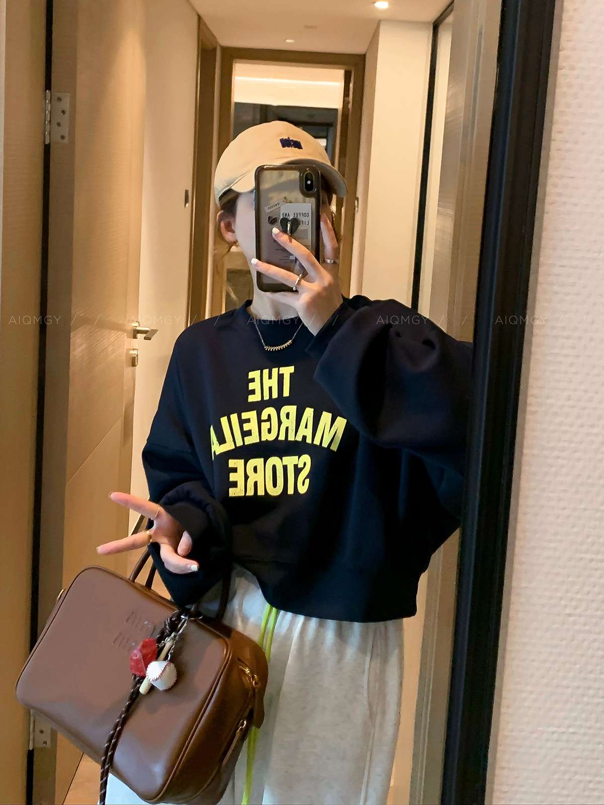 カジュアルコーデ アーチロゴスウェット