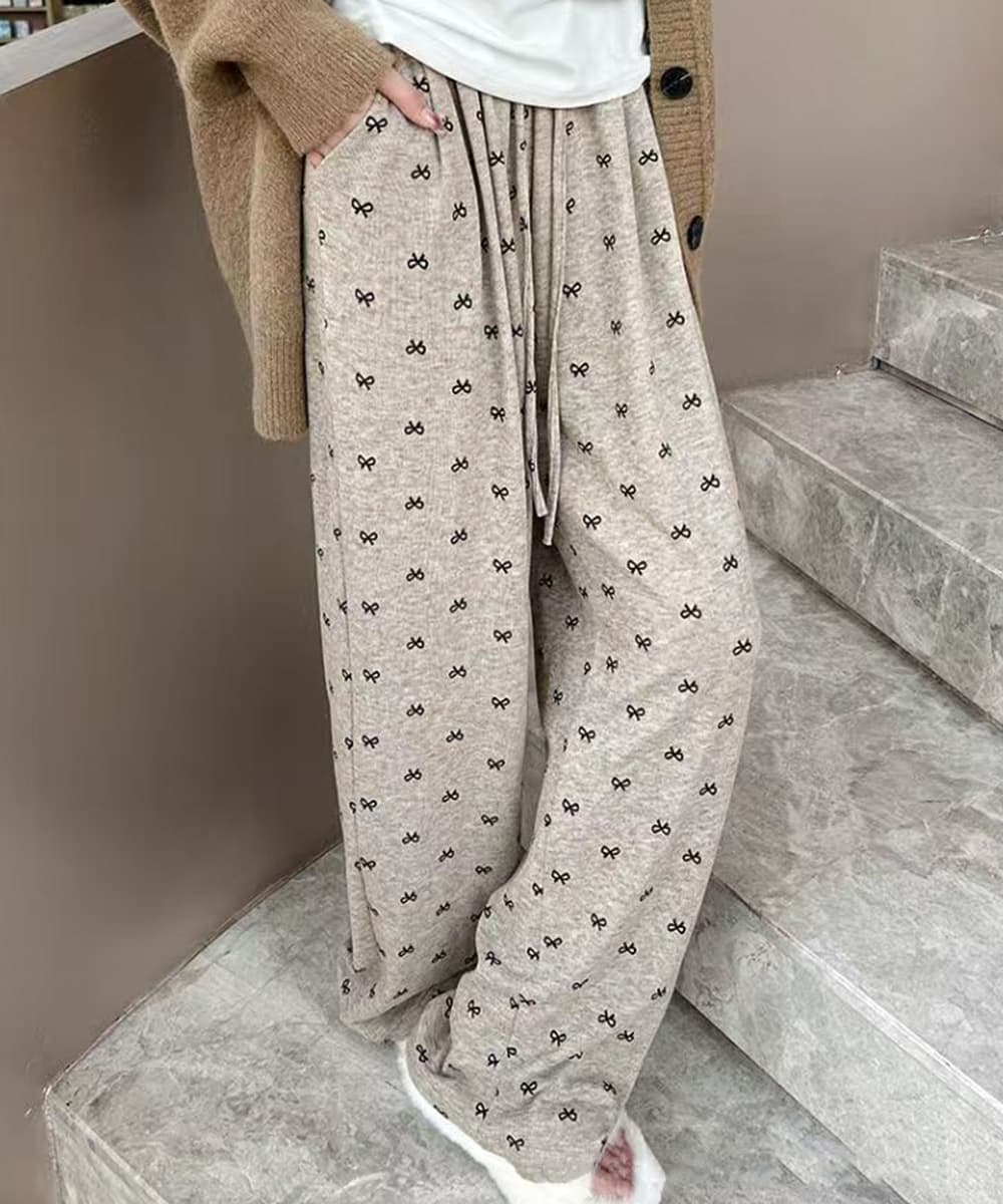 カジュアルコーデ 小花柄薄手パンツ ゆったりワイド美脚パンツ
