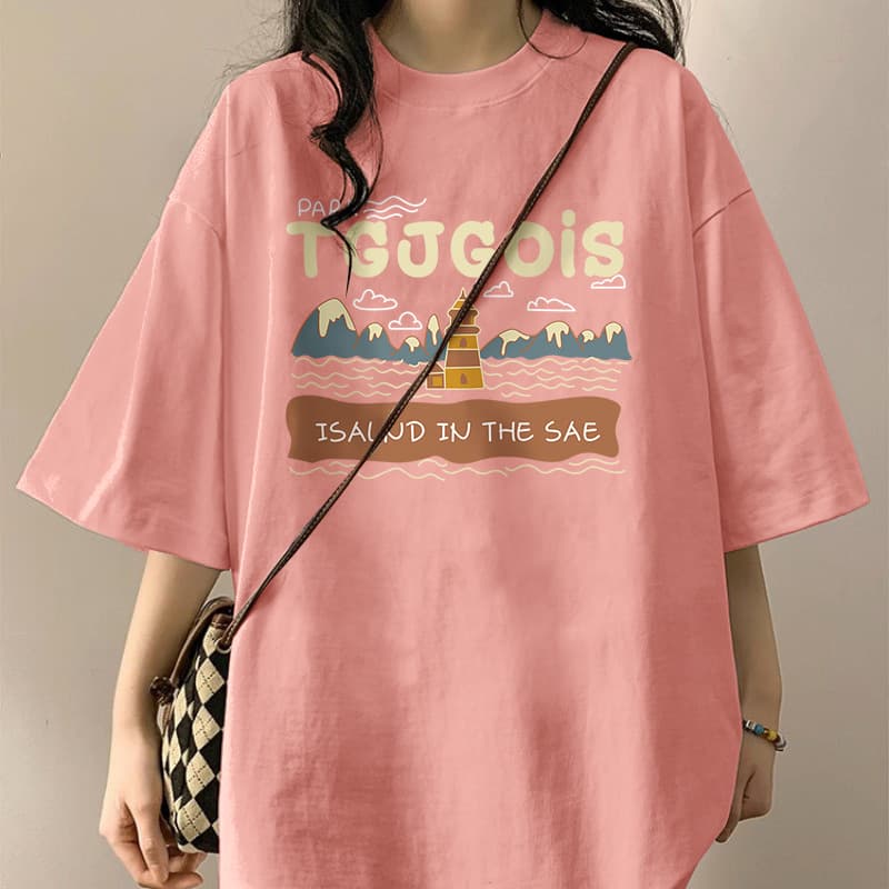 カジュアルコーデ リゾート風景プリント半袖Tシャツ