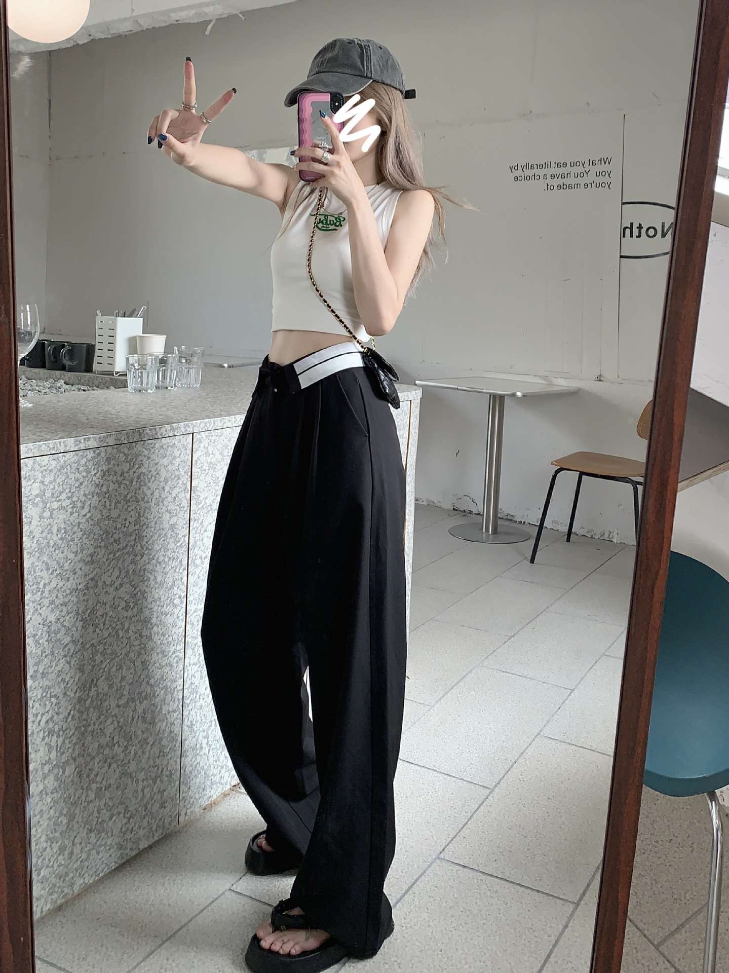 カジュアルコーデ  ワイドシルエットタックパンツ