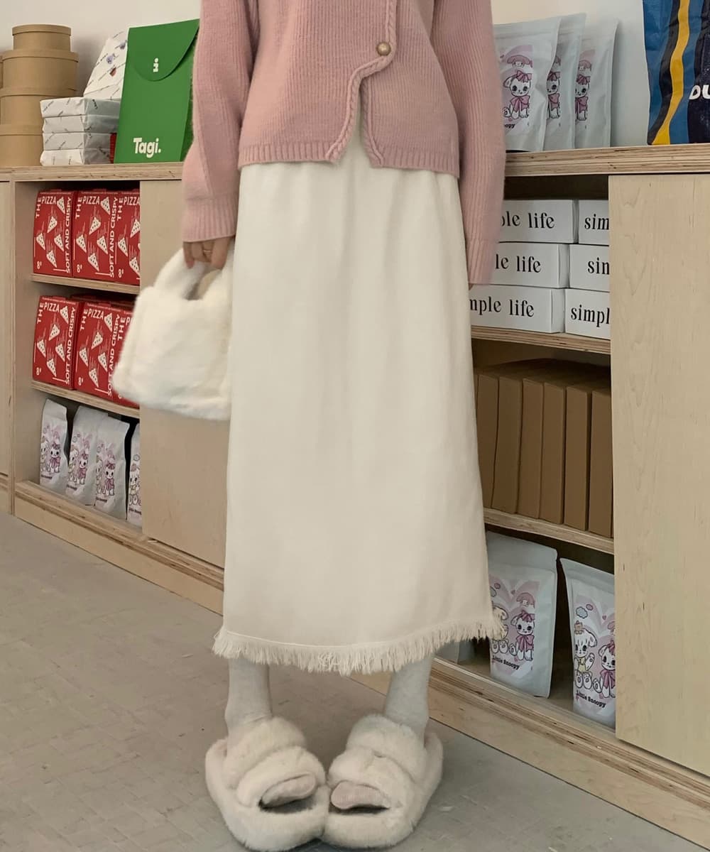 カジュアルコーデ 裾フリンジ付きニットスカート ロング丈