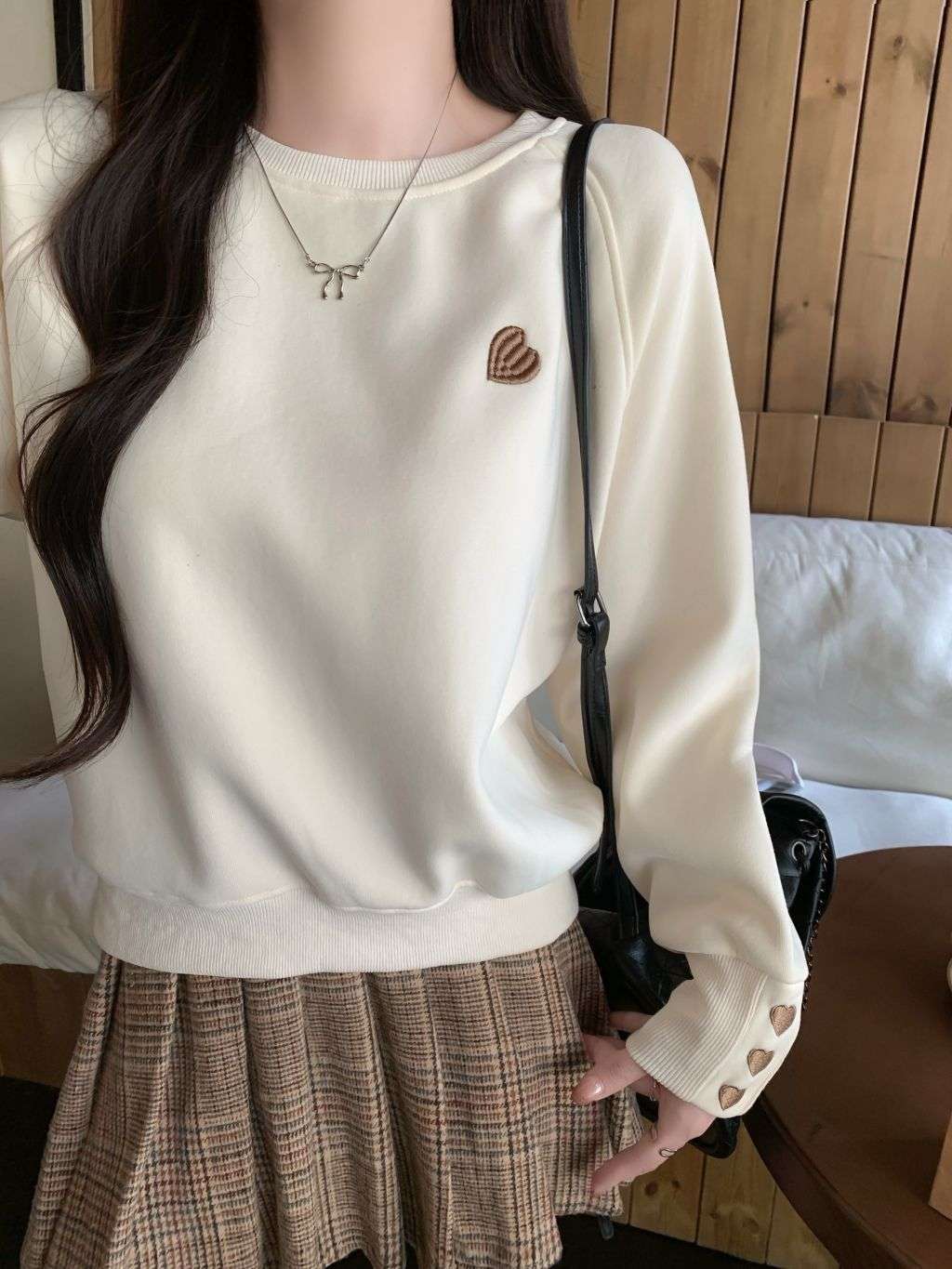 カジュアルコーデ ハート刺繍入りカジュアルニット